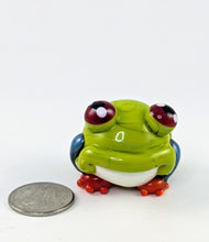 Load image into Gallery viewer, Franklin Tree Frog Hand Sculpted Glass Figure