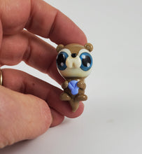 Load image into Gallery viewer, Tami Otter Hand Sculpted Glass Figure